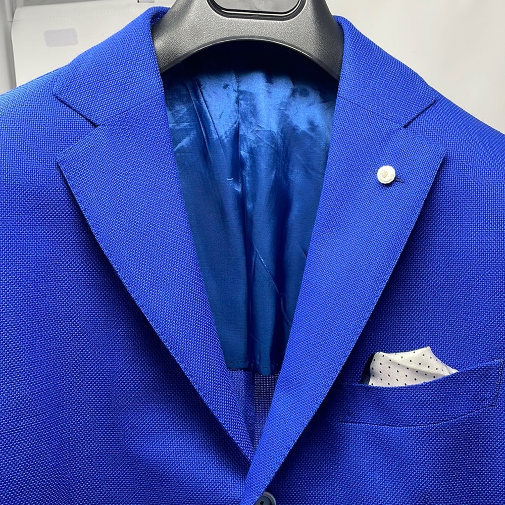 Perfect & gorgeous! Unconstructed blue blazer. Top of the chain! 3 button.